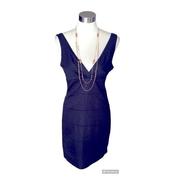 ✨City Triangles Pin-tucked Deep V-Neck Mini Dress✨ - Picture 2 of 6